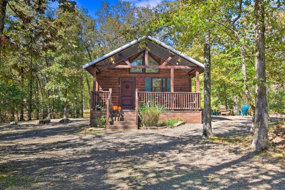 Broken Bow Hideaway with Hot Tub and Fire Pit!